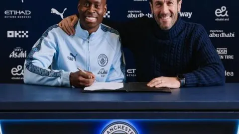 羅伊斯簡介：個人資料探秘